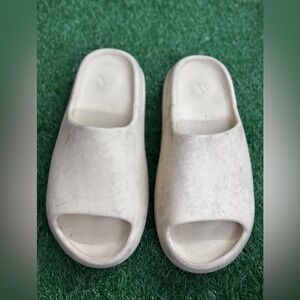 Yeezy Cream Slide Sandals Size 11
